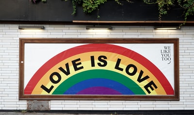 爱是爱的墙壁艺术与棕色木框架